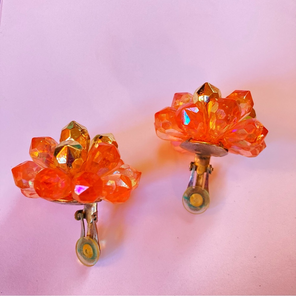 Vintage cluster clip earrings 50s 60s peach gold flowers mid century - Picture 6 of 10